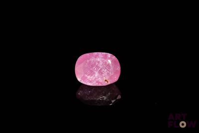 gros plan d'un diamant rose sur une surface noire