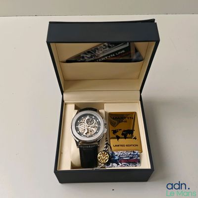 une montre qui se trouve dans une boîte sur une table