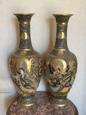 two vases that are sitting on a table