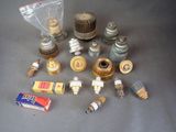 de nombreux types de vannes et de raccords sur la table