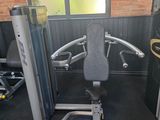 un ensemble d'appareils de musculation installé dans une pièce aux murs en briques