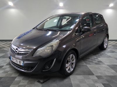 la photo d'une voiture garée dans un garage