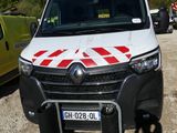 une camionnette blanche avec des bandes rouges et blanches garée dans un parking