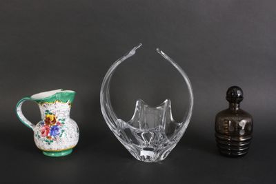 trois vases et un petit vase posés sur une table
