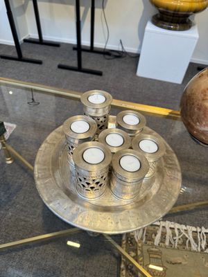 Elément décoratif comprenant un plateau circulaire et sept b…