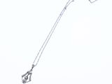Collier en argent sterling avec un pendentif en diamant sur une chaîne, sur fond blanc