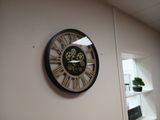 une horloge accrochée au mur de la pièce