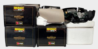 plusieurs boîtes d'articles assortis sont empilées les unes sur les autres