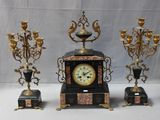une horloge posée sur une table à côté d'autres objets
