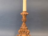 paire de bougeoirs anciens en bois sculpté avec leurs supports