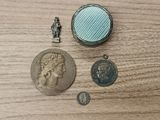 une petite pièce et une autre petite pièce posées sur une table en bois