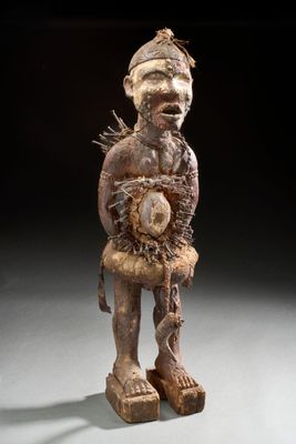 une image représentant une statue en bois d'un homme tenant une balle