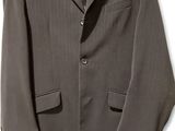 La veste est grise et comporte des boutons sur le revers.