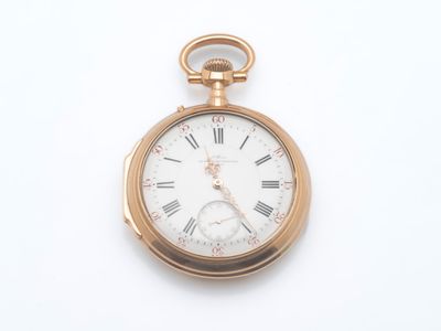 une montre de poche en or avec des chiffres romains