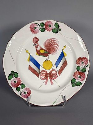 une assiette sur laquelle figurent un coq et un drapeau