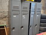 Plusieurs casiers métalliques sont empilés les uns sur les autres dans un garage