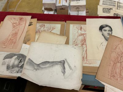 de nombreux dessins posés sur une table dans une pièce