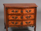 une commode ancienne avec un plateau en bois