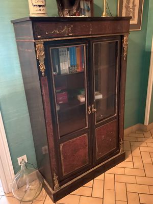 VITRINE en bois à marqueterie Boulle en bois et laiton.