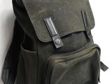 sac à dos sur fond blanc, avec un mur blanc en arrière-plan