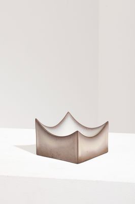 l'image d'un petit objet métallique sur une surface blanche