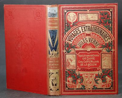 un vieux livre à la couverture rouge posé sur une table