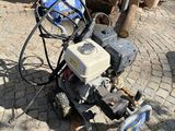 une petite machine posée sur le sol