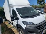 une camionnette blanche garée sur un terrain