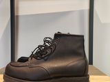 des bottes en cuir marron posées sur une étagère dans un magasin de chaussures