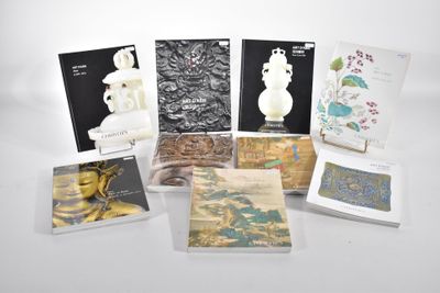 un grand nombre de livres posés sur une table