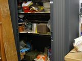 une grande armoire de rangement dans un coin de la pièce