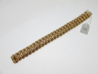 Gros plan sur un bracelet en or portant une étiquette