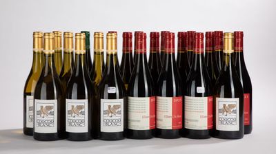 six bouteilles de vin alignées sur une table