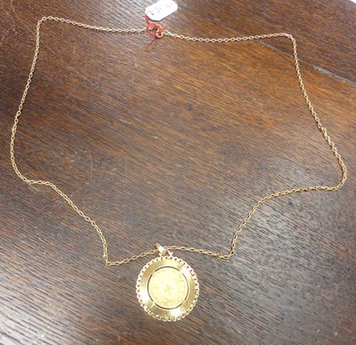 un gros plan d'un collier en or posé sur une table en bois