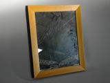 un miroir accroché au mur à côté d'un lavabo