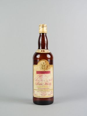 une vieille bouteille d'alcool posée sur une table