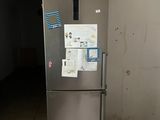 un réfrigérateur qui se trouve dans le coin d'une pièce