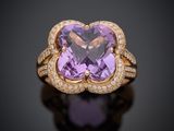 une bague en améthyste et diamant, offerte par une personne