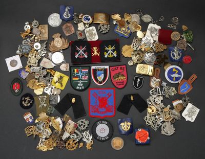 de nombreux types de badges différents, posés sur la table