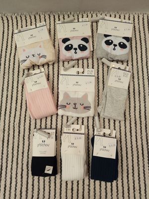 six paires de chaussettes ornées de têtes de pandas, posées sur une couverture rayée