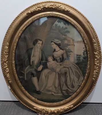 une vieille photo représentant une femme et un enfant, dans un cadre doré