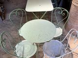quatre chaises et une table dans une pièce