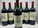 six bouteilles de vin sont alignées sur une étagère
