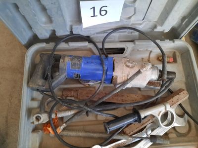 une boîte remplie d'outils posés sur le sol