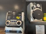 une radio posée sur une étagère à côté d'une tasse