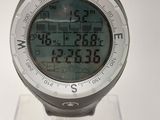 une montre numérique posée sur un socle transparent