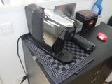 une cafetière posée sur le plan de travail de la cuisine