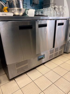 un comptoir en acier inoxydable sur lequel sont posés plusieurs verres