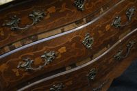 Commode bombée et galbée en façade et sur les côtés en bois … (photo 2)