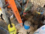 une photo montrant un tas d'outils et de matériel dans une pièce